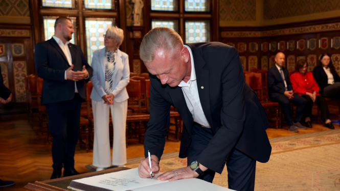 Mačeks parakstās Nāhodā