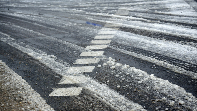 Aicinām iedzīvotājus būt uzmanīgiem - ietves un ceļi ir slideni