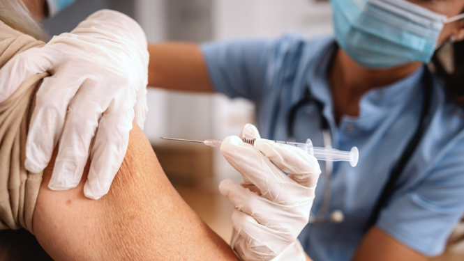 Latvijā vienu vakcīnas devu pret Covid-19 ir saņēmuši vairāk nekā 900 000 iedzīvotāju