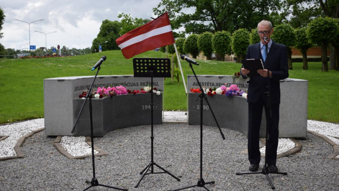 Bauskā pie represēto piemiņas ansambļa piemin komunistiskā genocīda upurus