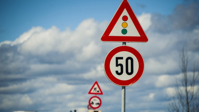 Autovadītāju ievērībai: Strenčos slēgts tilts pār Gauju; vairāk nekā 60 valsts ceļu posmos turpinās remontdarbi