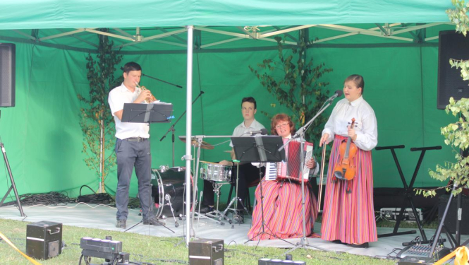 Bārbelē sadziedas kapelas un svin pagalmu svētkus