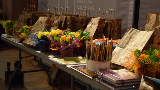 Koši un daudzkrāsaini Bauskas novadā izskanējuši «Toņi un pustoņi»