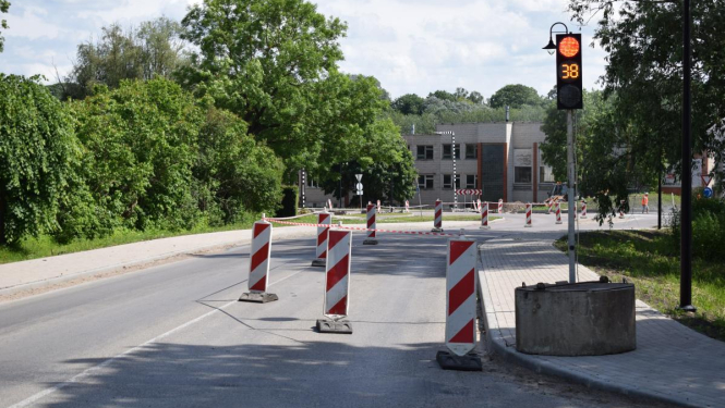 Mēmeles ielā iebraukt aizliegts, uz P-87 divi luksofori