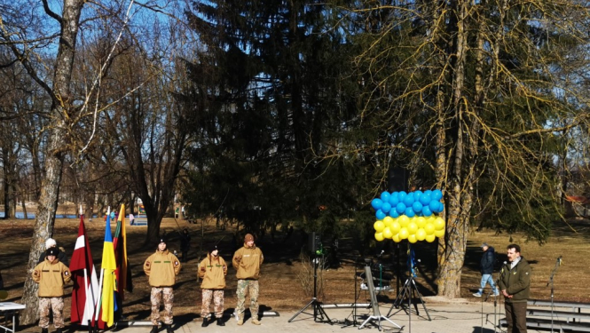 Simtiem novada iedzīvotāji vienojas atbalsta sarīkojumā Ukrainas tautai