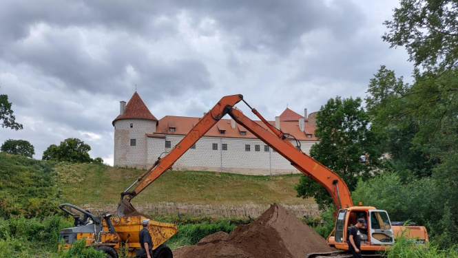 Turpinās Mēmeles stāvkrasta pie Bauskas pils nostiprināšanas darbi