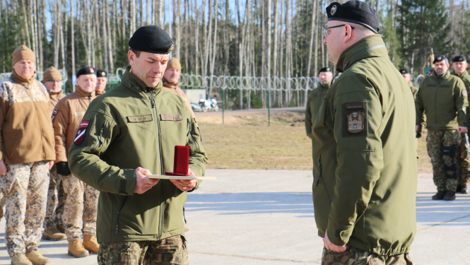 Dainim Kravalam NBS komandiera apbalvojums