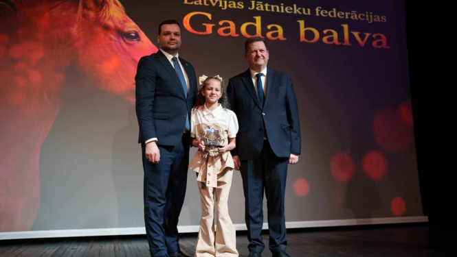 Paula Irbe saņem Latvijas jātnieku federācijas GADA balvu paralimpiskajā jāšanas sportā. Balvu pasniedz labklājības ministrs Reinis Uzulnieks un Latvijas Jātnieku federācijas prezidents Aivars Draudiņš.