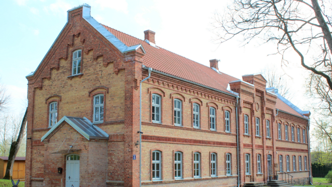 Sarkanā skola Vecumniekos, kur pēc 2.pasaules kara mācījās un strādāja daudzi latviešu nacionālās pretošanās kustības dalībnieki (R. Ābelnieka foto)