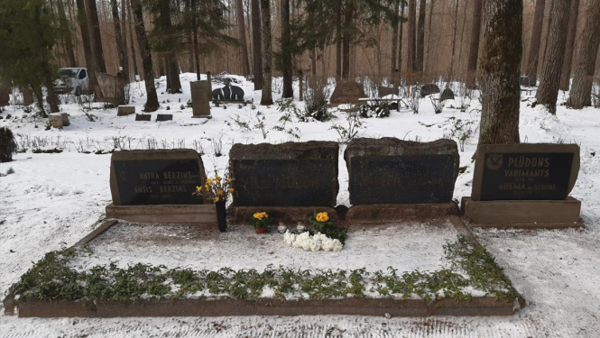 Ar klusuma brīdi atzīmē Viļa Plūdoņa 149. dzimšanas dienu