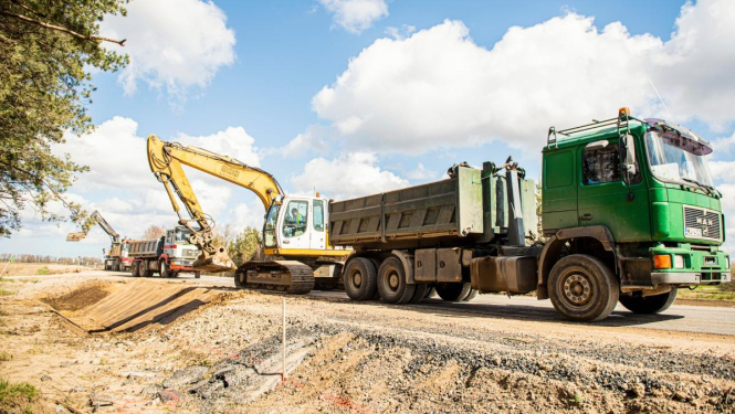 Autovadītāju ievērībai: gandrīz 70 valsts ceļu posmos turpinās būvdarbi