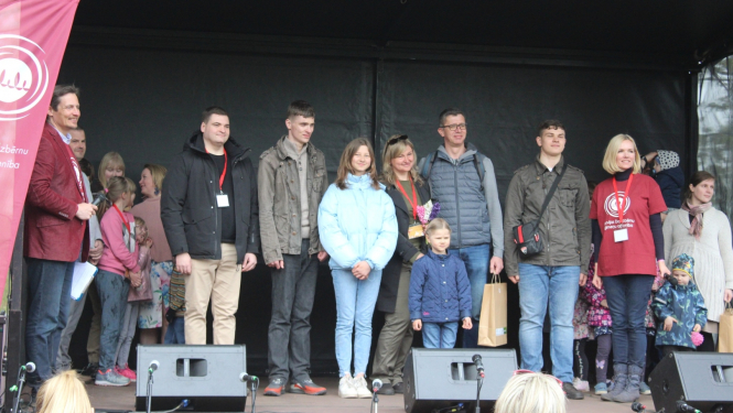 Arāju ģimene, saņemot Latvijas Goda ģimenes laureātu titulu