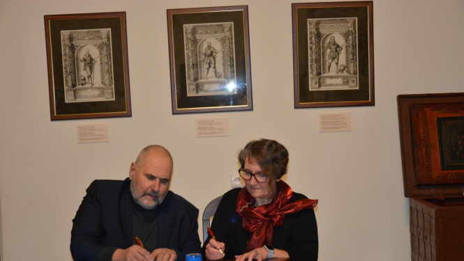 Bauskas pils muzeja direktors paraksta sadarbības līgumu ar Biržu muzeju