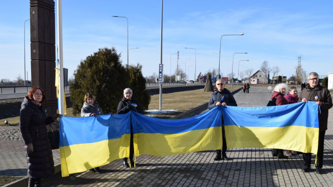 Grenctāles robežpunktā cilvēki pauž atbalstu Ukrainai