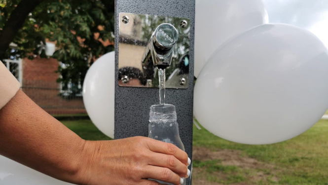 Pagājušā gada vasarā dzeramā ūdens krāns jeb brīvkrāns tika ierīkots Vecumniekos pie tautas nama. 