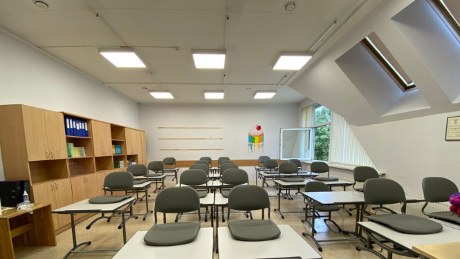 Jauni galdi, krēsli un lampas Bauskas Valsts ģimnāzijā