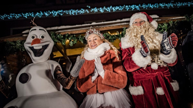 Bauskā iemirdzējusies jauna Ziemassvētku egle