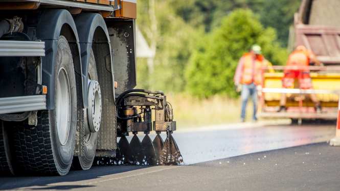 Uz Bauskas šosejas Iecavā pabeigta seguma atjaunošana
