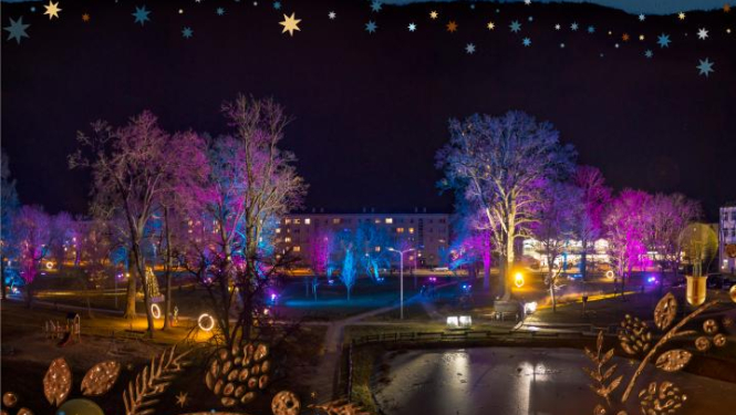 Arī šogad Bauskā iemirdzēsies gaismas instalācija «Mirdzošā simfonija kokiem»