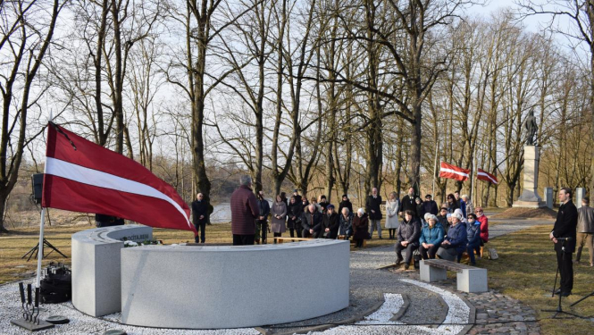 Bauskā piemin 1949. gadā deportētos un komunistiskā genocīda upuru piemiņas gadadienu