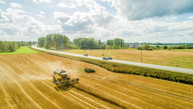 Ražas novākšanas laikā uz ceļiem jārēķinās ar lielāku lielgabarīta tehnikas klātbūtni