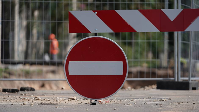 Labiekārtojot Salātu ielu, uz laiku mainīta satiksmes organizācija