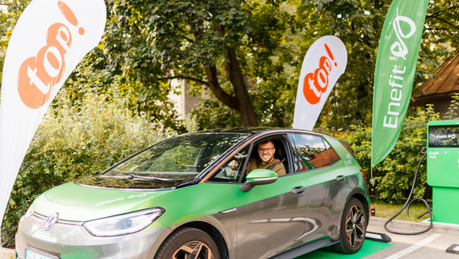 Elektrouzlāde pie top veikala