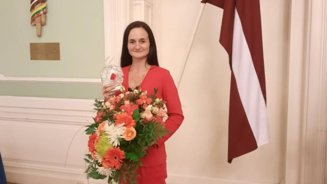 Bauskas Valsts ģimnāzijas skolotāja Lāsma Krastiņa saņem «Ekselences balvu 2021» par izcilu darbu inovatīva mācību procesa īstenošanā bioloģijā