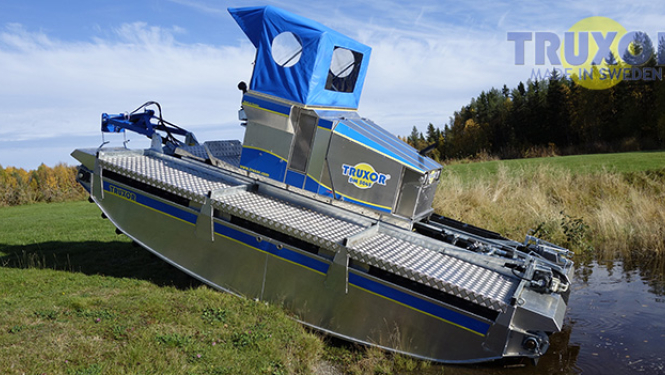 Traktordienā prezentēta amfībija upju pļaušanai