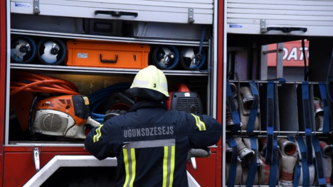 Pasniedz apbalvojumus VUGD Zemgales reģiona brigādes amatpersonām