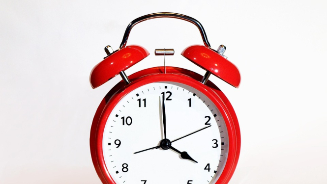 Modinātājs rāda 4