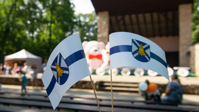 sveic mazos iecavniekus estrādē