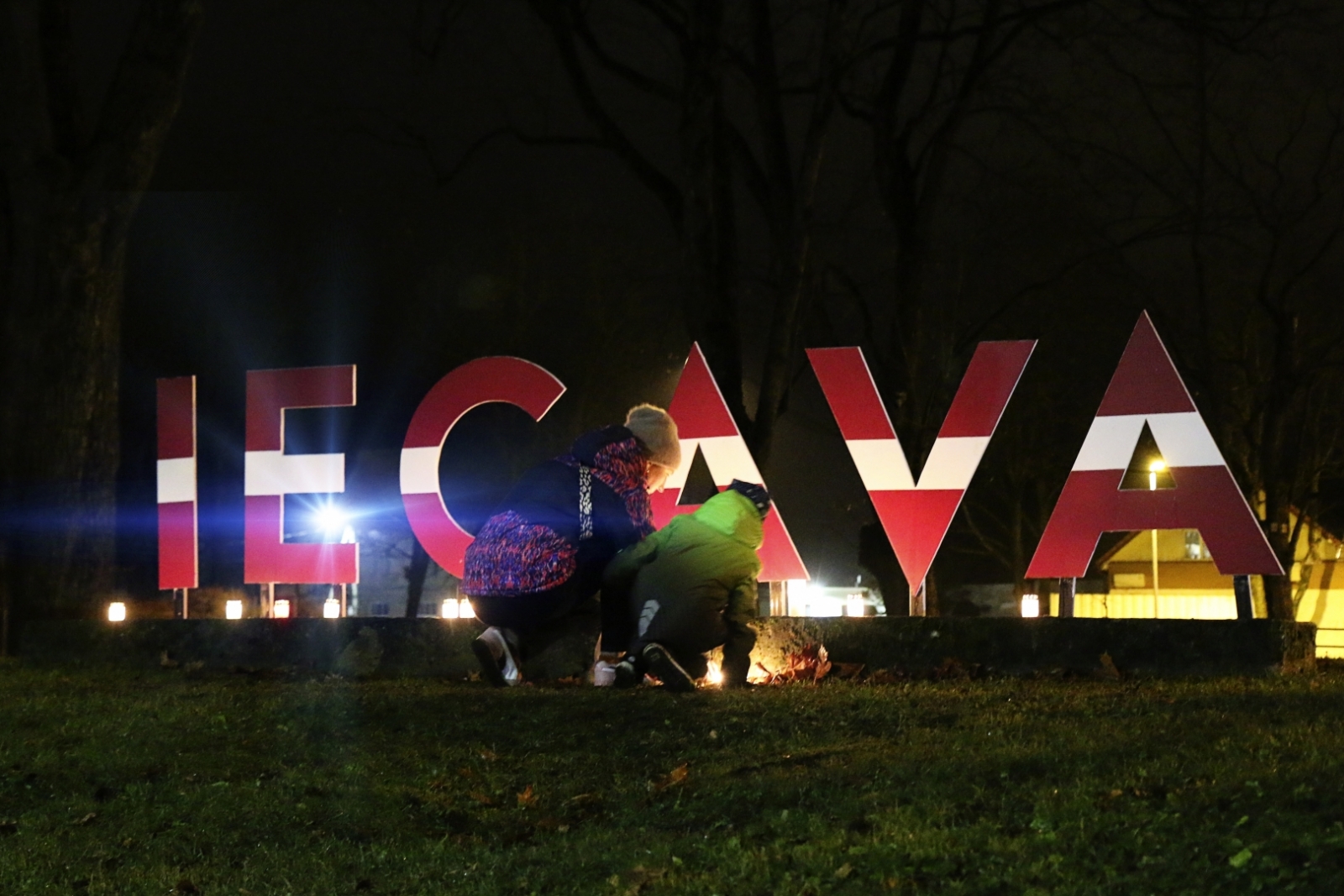 Sarkanbaltsarkans uzraksts IECAVA