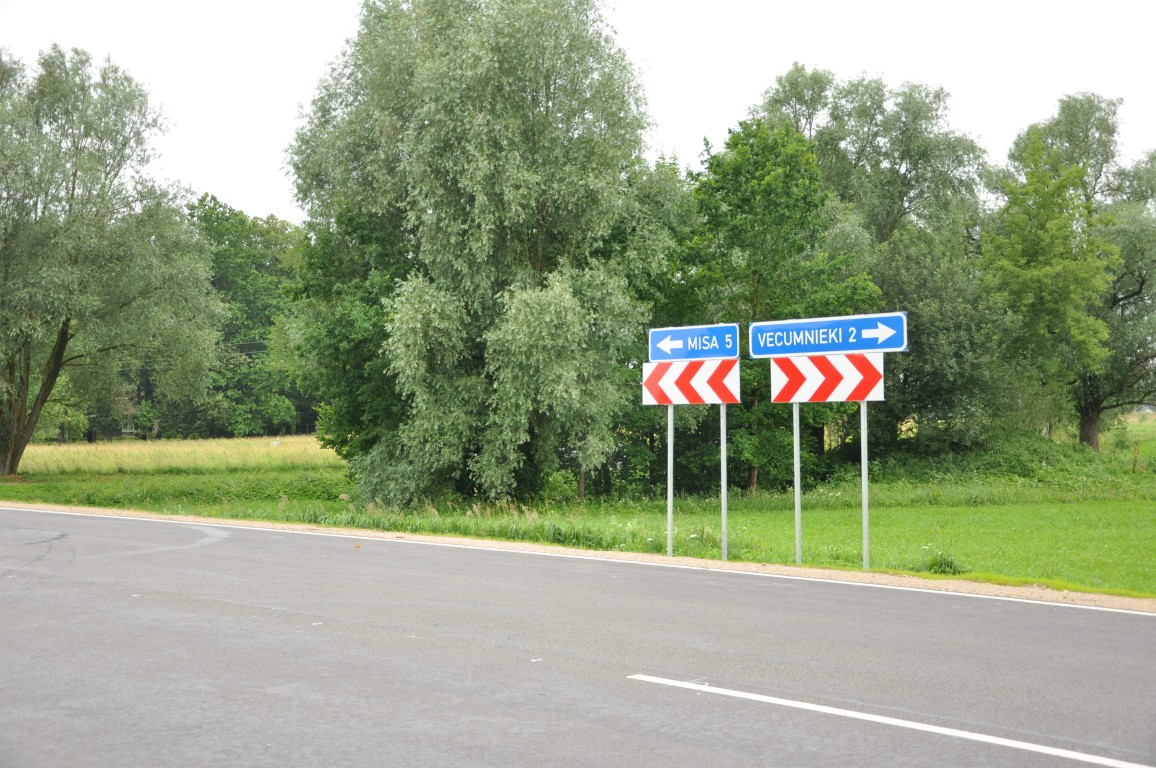 Svinīgi atklāts pārbūvētais ceļa posms