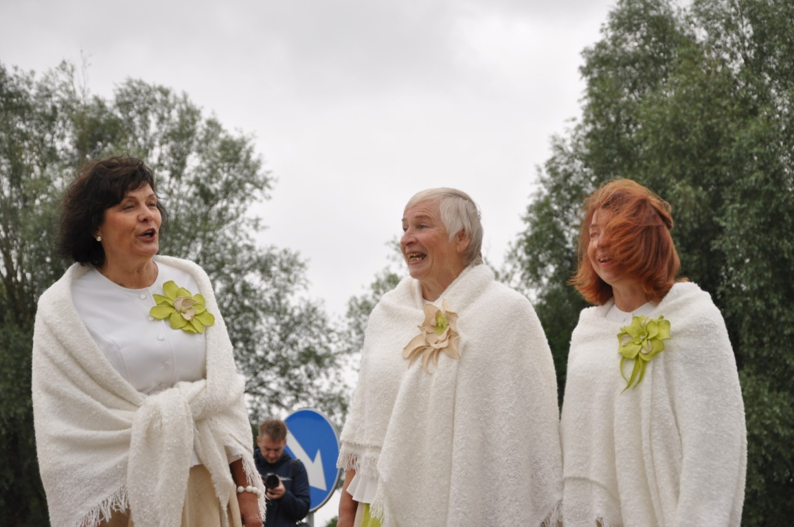 Svinīgi atklāts pārbūvētais ceļa posms