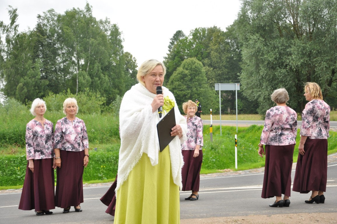 Svinīgi atklāts pārbūvētais ceļa posms
