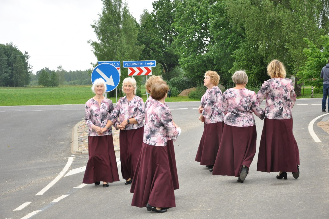 Svinīgi atklāts pārbūvētais ceļa posms