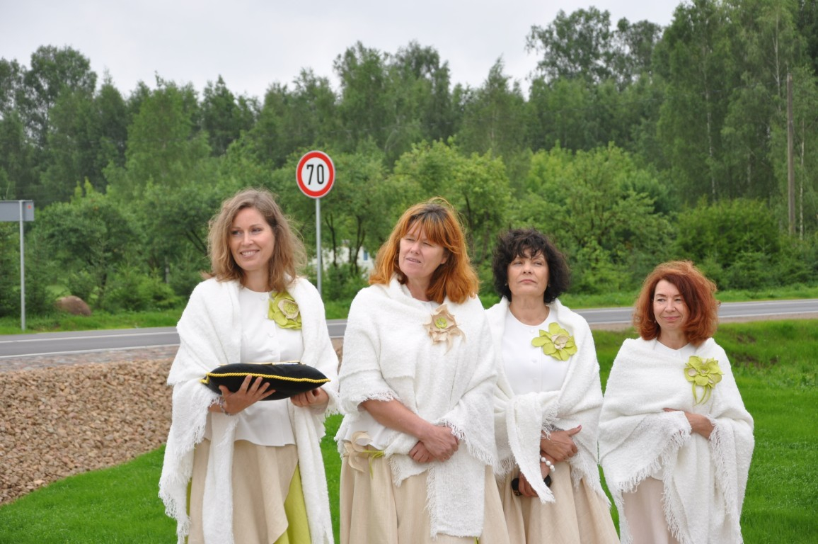 Svinīgi atklāts pārbūvētais ceļa posms