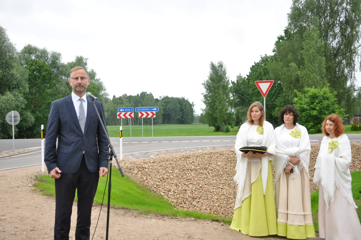 Svinīgi atklāts pārbūvētais ceļa posms