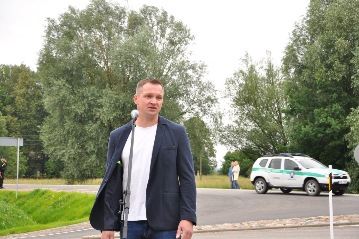 Svinīgi atklāts pārbūvētais ceļa posms