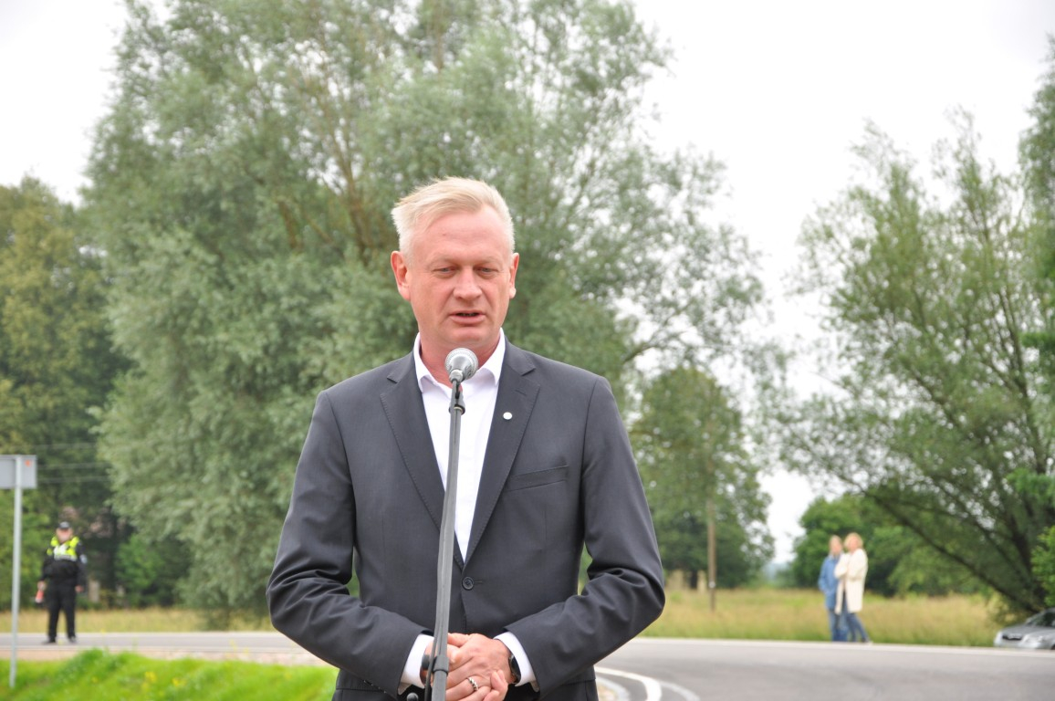 Svinīgi atklāts pārbūvētais ceļa posms