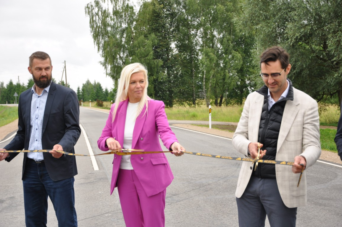 Svinīgi atklāts pārbūvētais ceļa posms