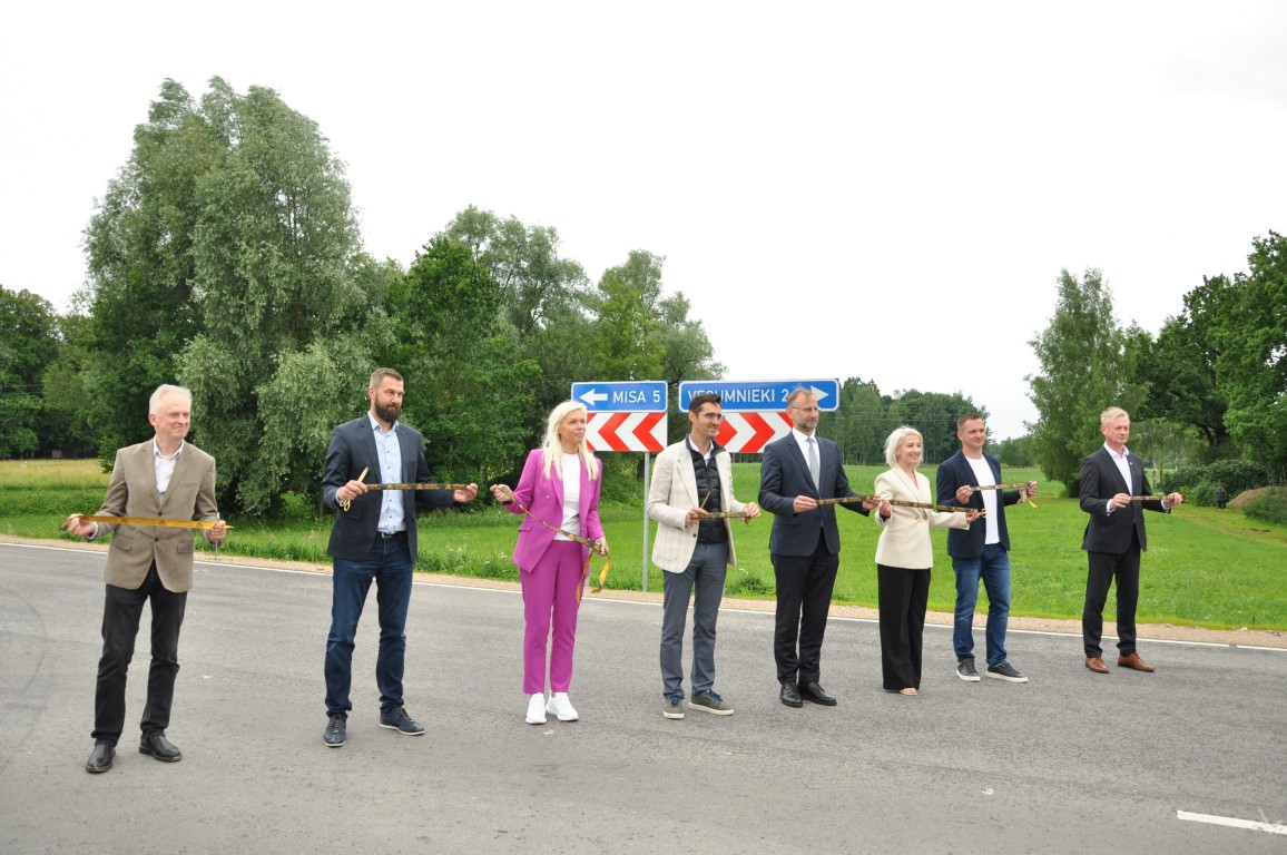 Svinīgi atklāts pārbūvētais ceļa posms