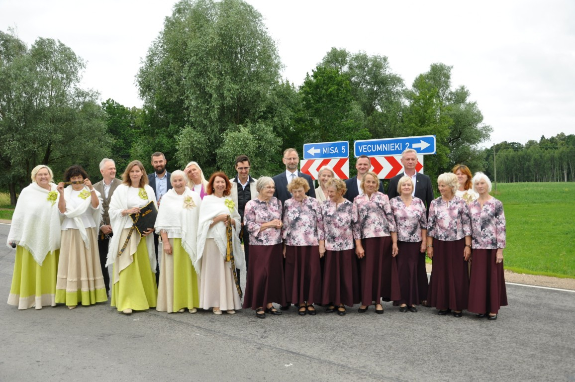 Svinīgi atklāts pārbūvētais ceļa posms
