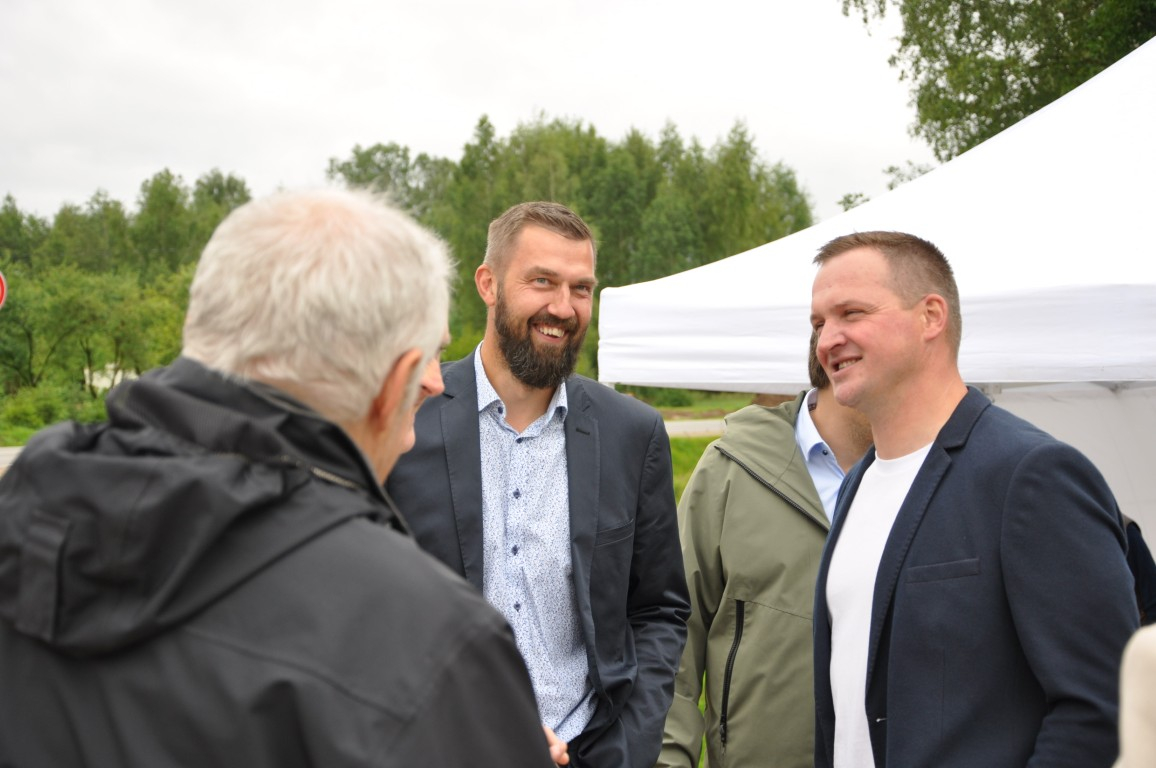 Svinīgi atklāts pārbūvētais ceļa posms