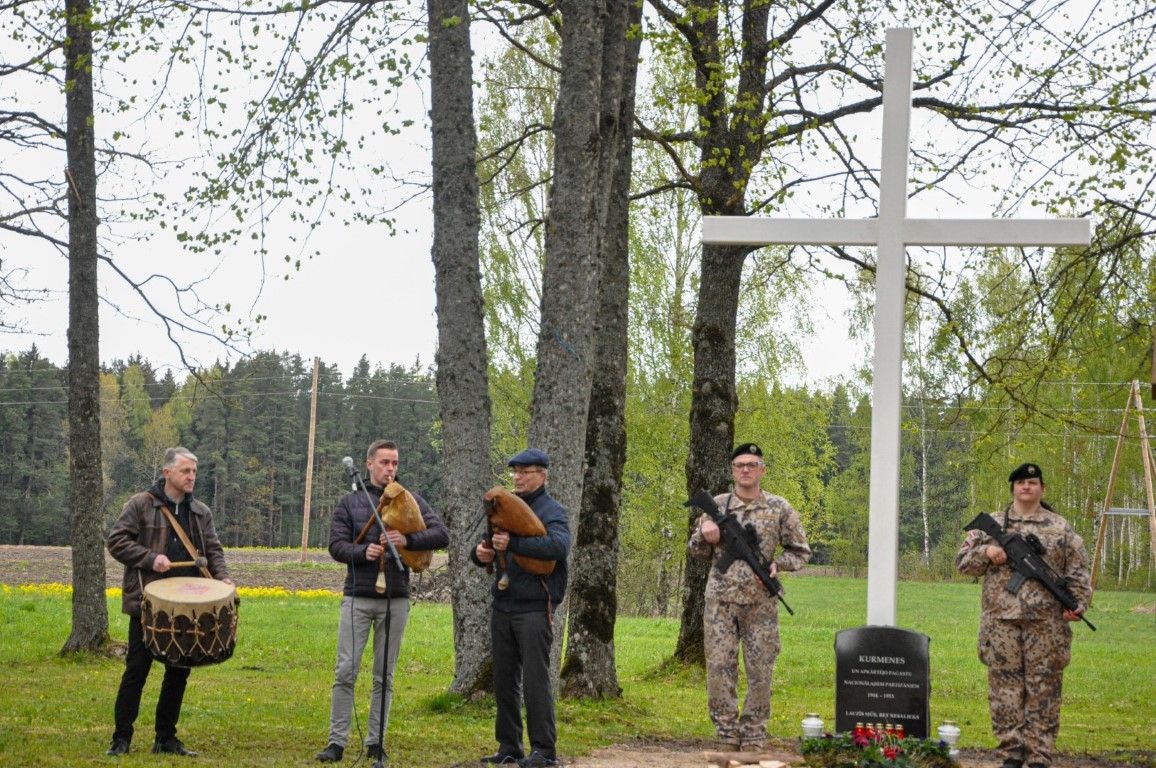 Kurmenē atklāj Nacionālo partizānu piemiņas vietu