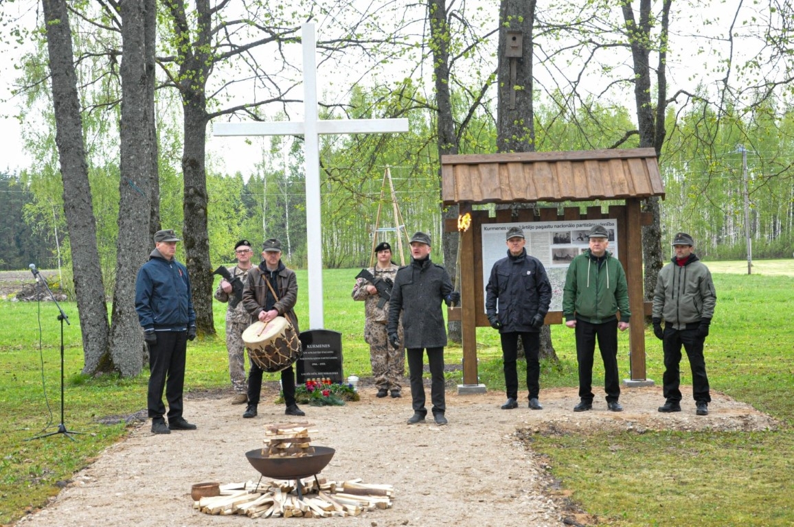 Kurmenē atklāj Nacionālo partizānu piemiņas vietu