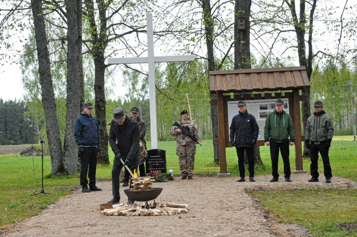 Kurmenē atklāj Nacionālo partizānu piemiņas vietu