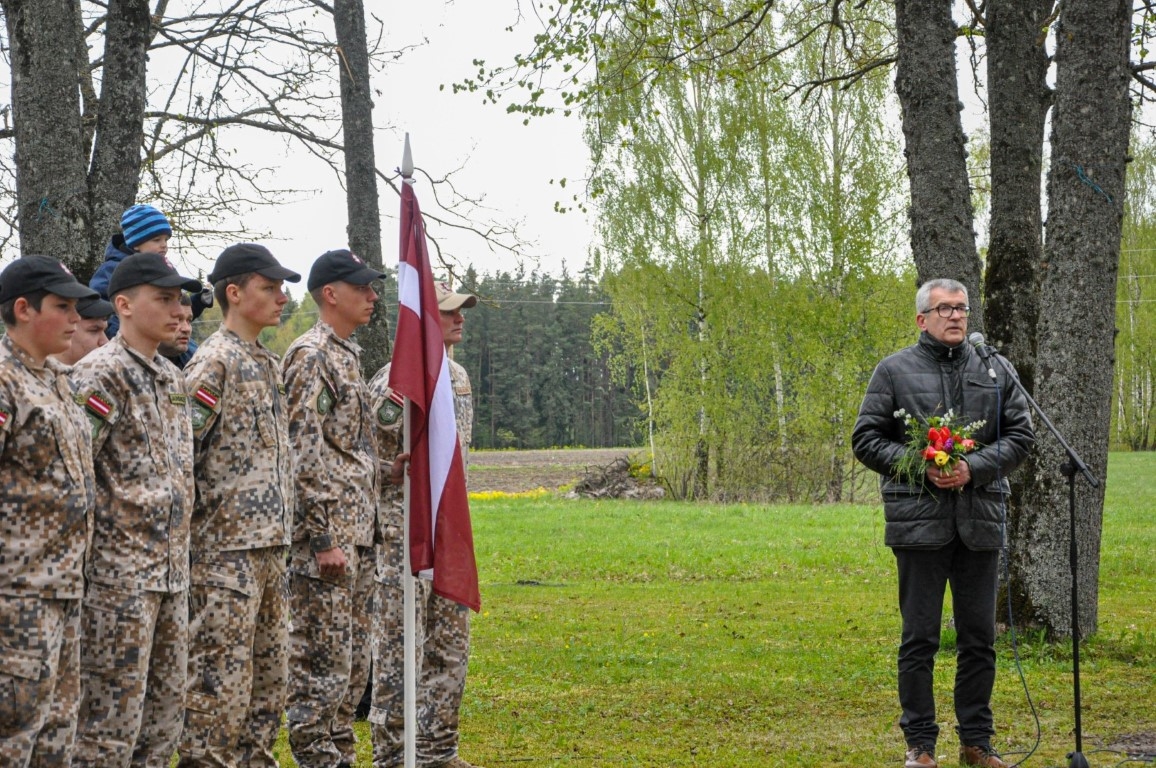 Kurmenē atklāj Nacionālo partizānu piemiņas vietu