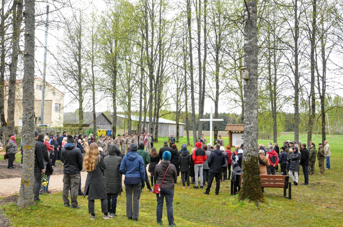 Kurmenē atklāj Nacionālo partizānu piemiņas vietu